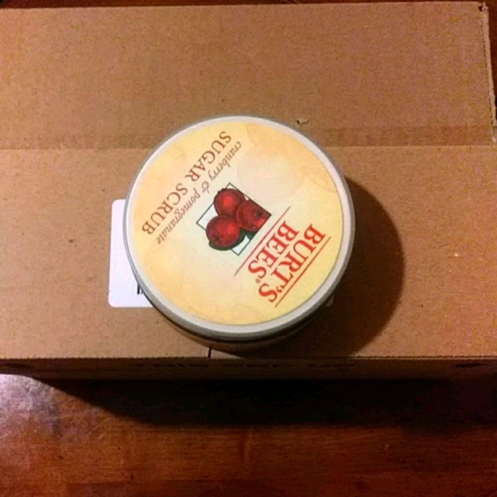 Burt’s Bees Cranberry & Pomegranate Sugar Scrub
